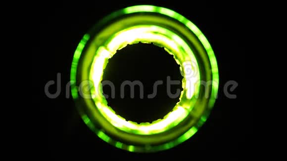 绿色啤酒瓶在黑色背景下闪闪发光视频的预览图