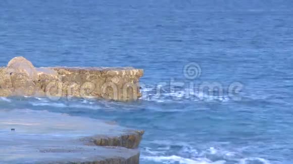 黑山石滩海水泡沫冲浪视频的预览图