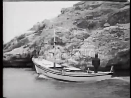 开往公海的摩托艇的后视图视频的预览图