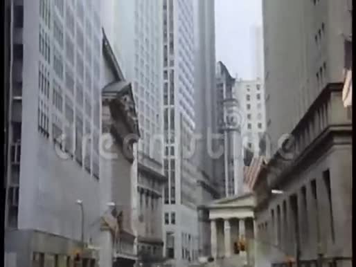 放大到曼哈顿市中心的建筑视频的预览图