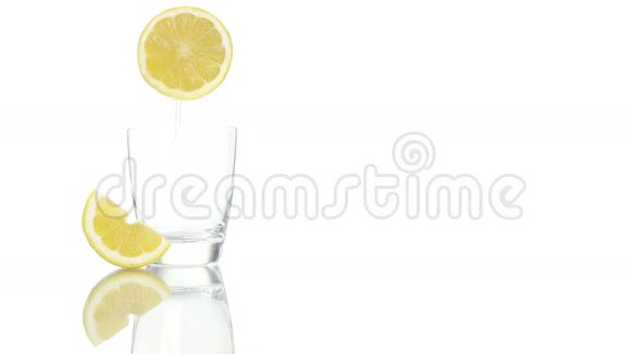 挤在玻璃杯里的柠檬汁视频的预览图