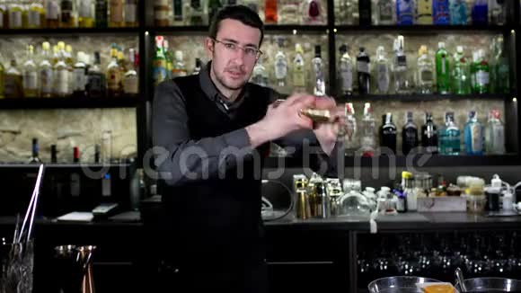 西班牙鸡尾酒服务生酒吧视频的预览图