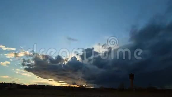 日落时的暴风云固定变形时间视频的预览图