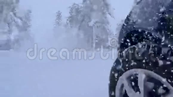 在冬季森林道路和雪上驾车视频的预览图