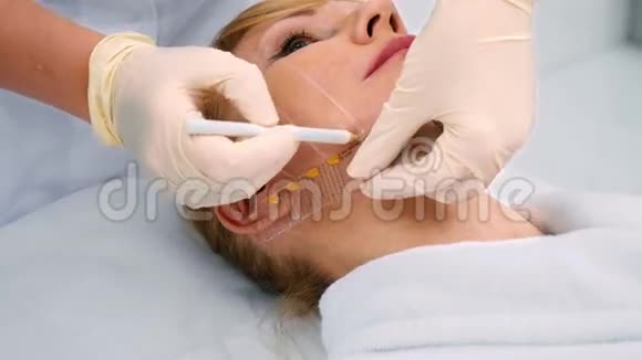 美容师为病人在美容诊所做准备视频的预览图