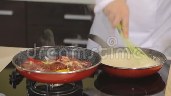 厨师正在炒肉和蔬菜视频的预览图