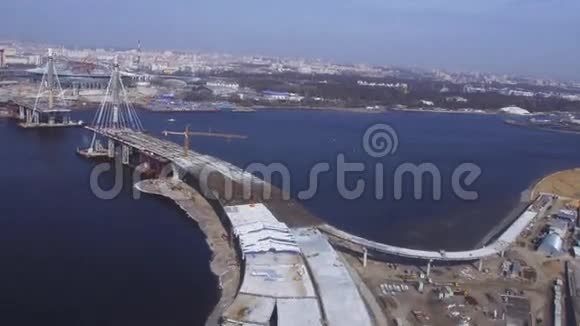 从直升机上俯瞰水面在建桥梁河流晴天城市景观视频的预览图