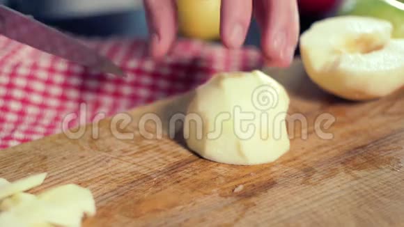 切苹果切苹果厨子用木板切苹果视频的预览图