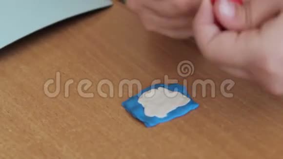 儿童模具从塑料在桌子上视频的预览图
