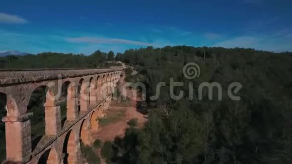 古罗马渡槽鸟瞰图西班牙塔拉戈纳视频的预览图