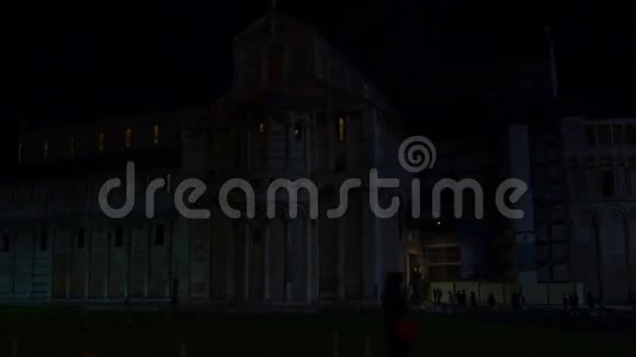夜幕降临时比萨城著名的多摩正面全景4k意大利视频的预览图