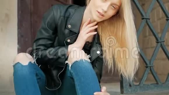 一位穿着皮夹克的蓝眼睛金发美女的时装画像视频的预览图