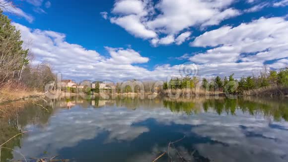 有云的池塘和蓝天视频的预览图