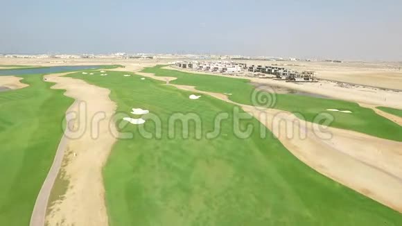 Ajman的城市景观和高尔夫球场的俯视图视频的预览图