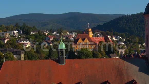 巴登巴登从顶部红色屋顶的城市视频的预览图