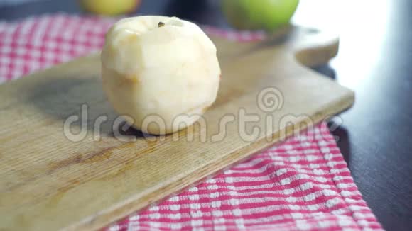 厨师在厨房的木板上切苹果苹果切片视频的预览图