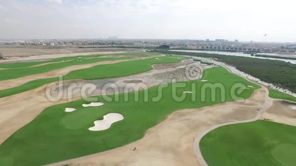 Ajman的城市景观和高尔夫球场的俯视图视频的预览图