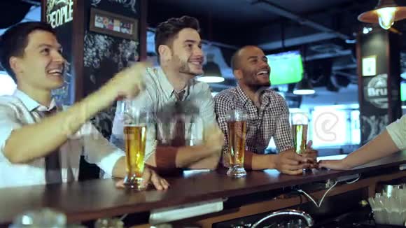 男人在电视上看足球喝啤酒视频的预览图