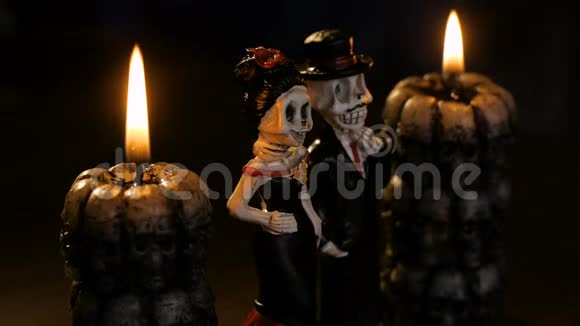 万圣节的图像上有一个古老的头骨上燃烧的蜡烛视频的预览图
