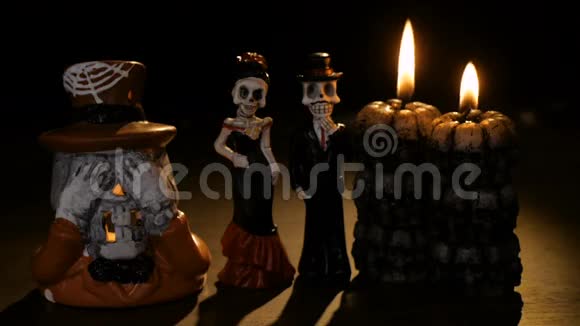 万圣节的图像上有一个古老的头骨上燃烧的蜡烛视频的预览图