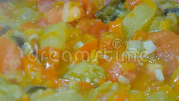 在平底锅里用木勺搅拌蔬菜视频的预览图