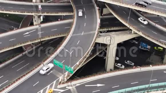 从繁忙的高架道路交叉口和天际线上观看上海视频的预览图