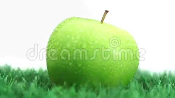 绿苹果在草地上旋转视频的预览图