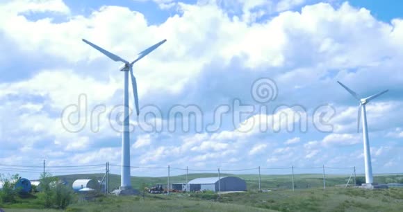 风力涡轮机农场气凝胶风车在阳光明媚的蓝天风力涡轮机视频的预览图