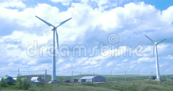 风力涡轮机农场气凝胶风车在阳光明媚的蓝天风力涡轮机视频的预览图