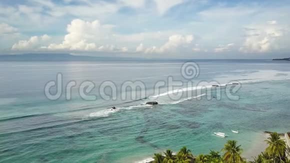从无人驾驶飞机在印度尼西亚巴厘岛的海上海滨丛林和山区观看全景视频的预览图