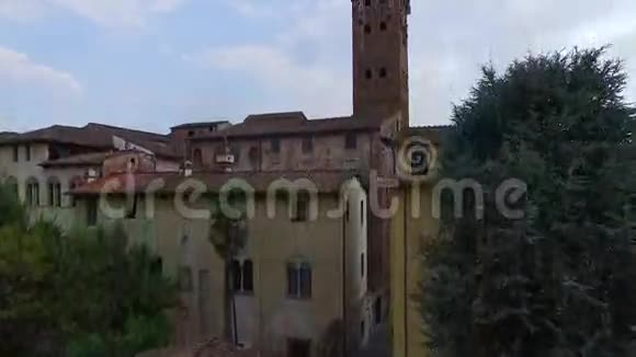意大利卢卡镇的空中景观典型的兵马俑屋顶视频的预览图