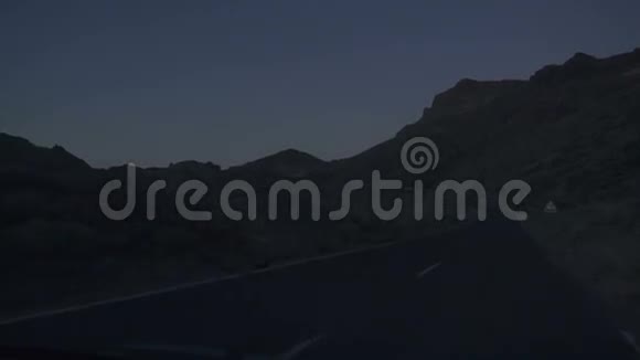 在靠近山脉的道路上行驶视频的预览图