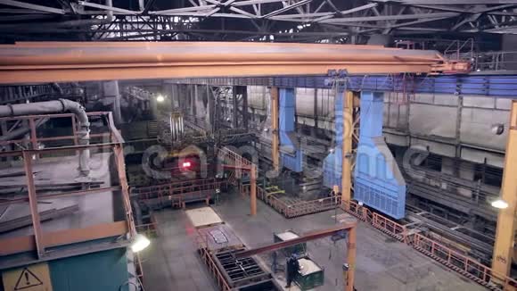 巨大的工业工厂里面机器人机器工作视频的预览图