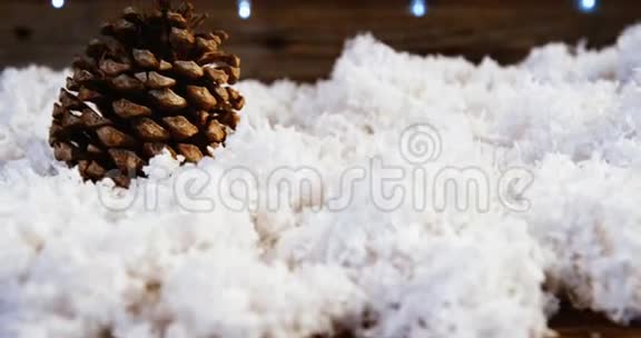 假雪上松果装饰视频的预览图