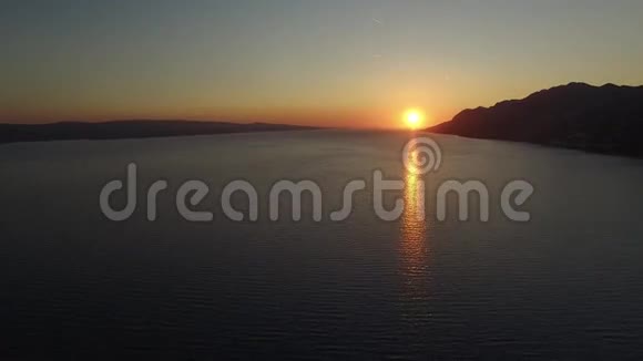 日落时飞过大海克罗地亚视频的预览图