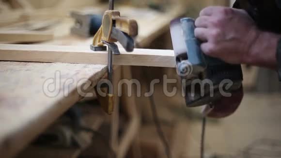 木匠打磨一块木头视频的预览图