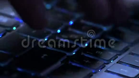 笔记本键盘打字动作特写视频的预览图