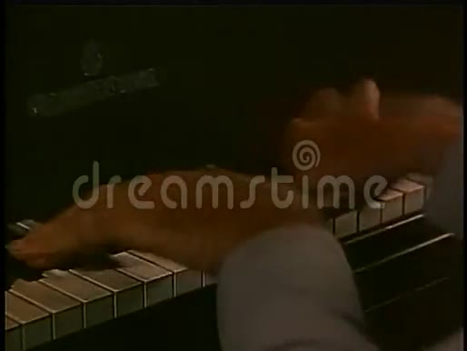 特写双手弹钢琴弹到乐谱上视频的预览图