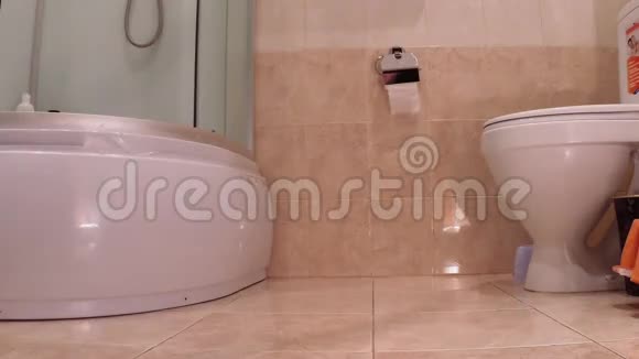 淋浴管的滴水视频的预览图