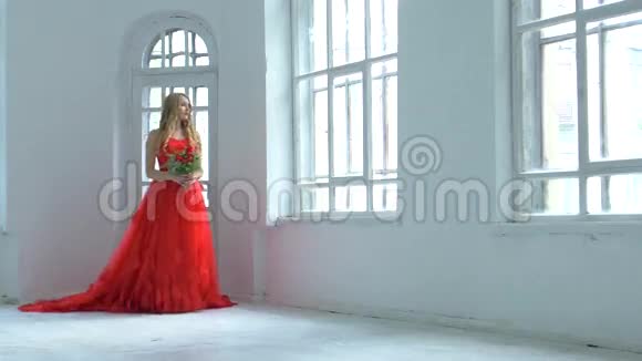 穿着华丽红裙走过的漂亮姑娘视频的预览图