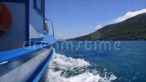 在岛上海岸线附近航行的船视频的预览图