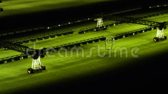 在空旷的足球场上种植草坪的灯光系统视频的预览图