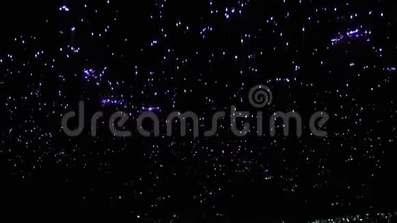 带有发光粒子的抽象黑色背景看起来像夜空中的星星视频的预览图