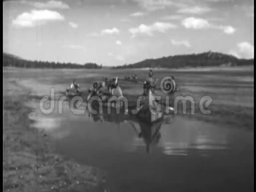 美洲原住民在独木舟上划水视频的预览图