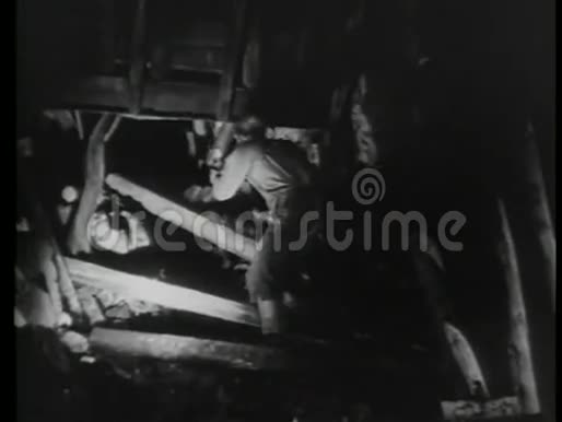 装有手电筒的矿工检查隧道损坏情况视频的预览图