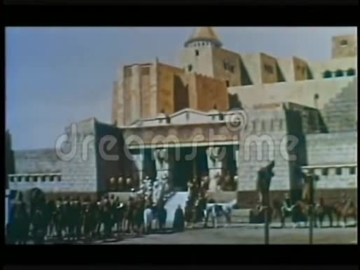 骑马的士兵排在宫殿前面视频的预览图