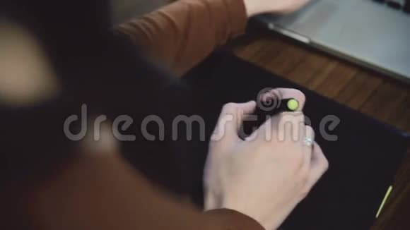 女人的手在制作平板电脑滑块视频的预览图