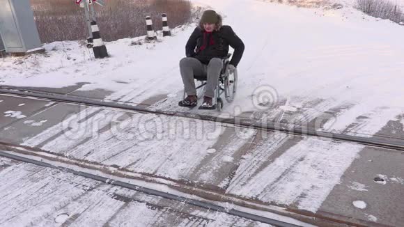 坐轮椅的残疾人在铁路道口视频的预览图