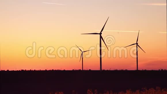 风力涡轮机在日落天空背景下能源发电机自然友好视频的预览图