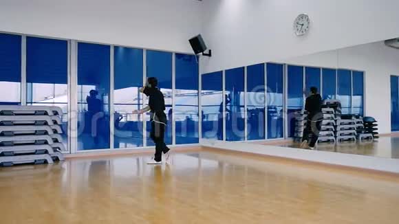 慢动作帅哥在健身房训练武术视频的预览图